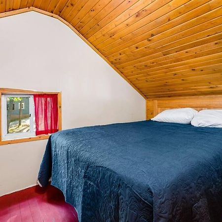 Cabin On Beautiful Arbutus Lake Near Traverse City Exterior foto