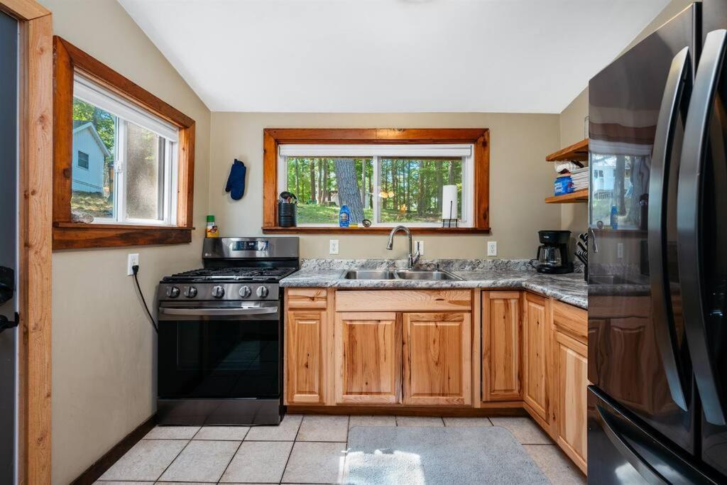Cabin On Beautiful Arbutus Lake Near Traverse City Exterior foto