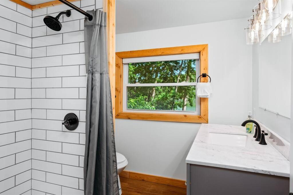 Cabin On Beautiful Arbutus Lake Near Traverse City Exterior foto