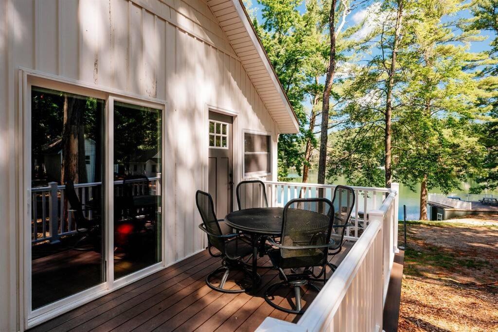 Cabin On Beautiful Arbutus Lake Near Traverse City Exterior foto