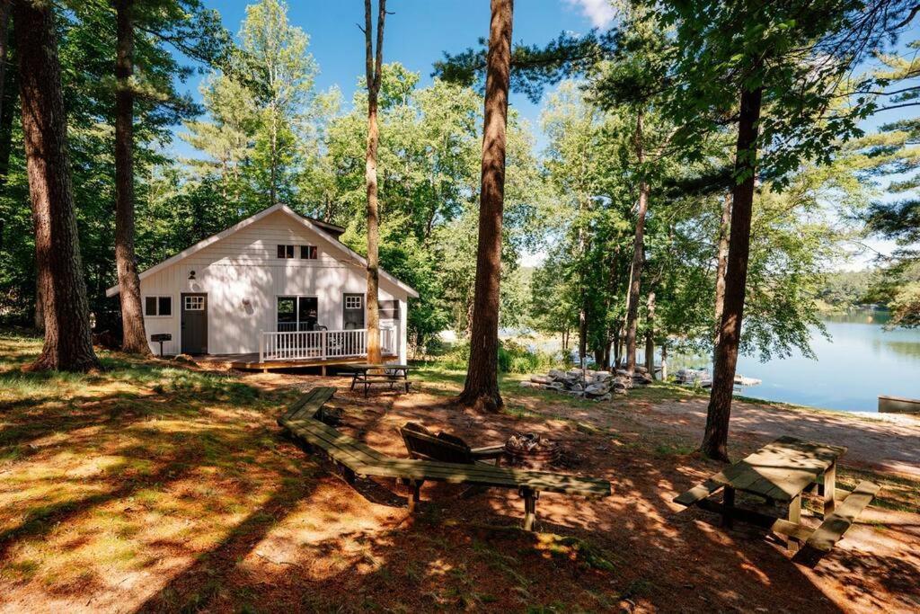 Cabin On Beautiful Arbutus Lake Near Traverse City Exterior foto