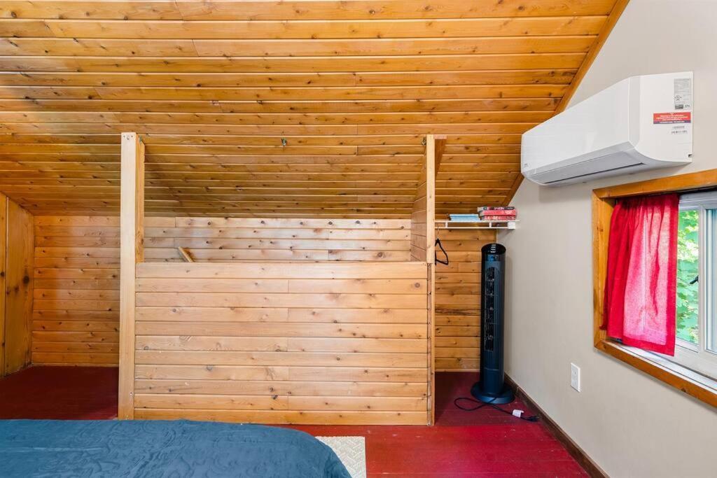 Cabin On Beautiful Arbutus Lake Near Traverse City Exterior foto